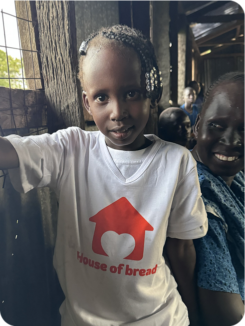 Criança com camiseta do projeto Casa de Pão
