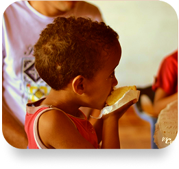 Criança sendo acolhida no projeto